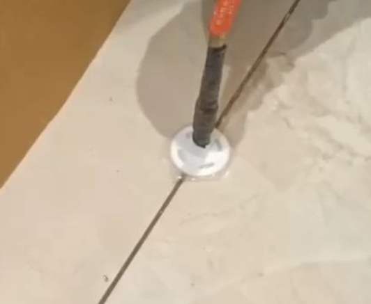 诏安瓷砖空鼓维修公司专业解答瓷砖在铺贴过程中，如果没有涂抹均匀到位的粘结材料（如水泥砂浆或瓷砖胶），可能会导致以下问题