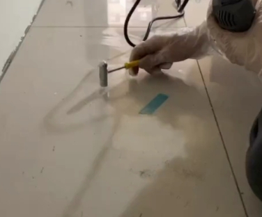 诏安瓷砖开裂维修公司专业分享瓷砖在铺贴前如果没有沥干水分，将会导致以下问题